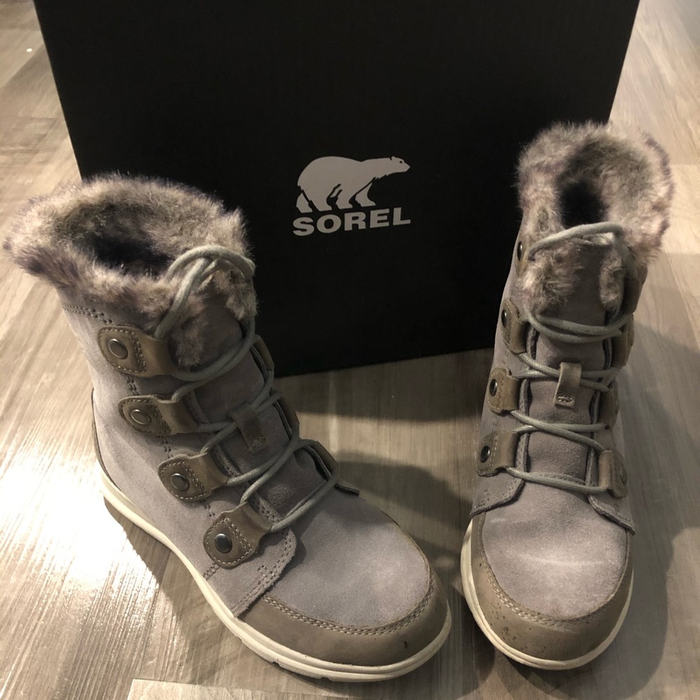 Sorel Size 6 Grey Boots EUC worn twice!